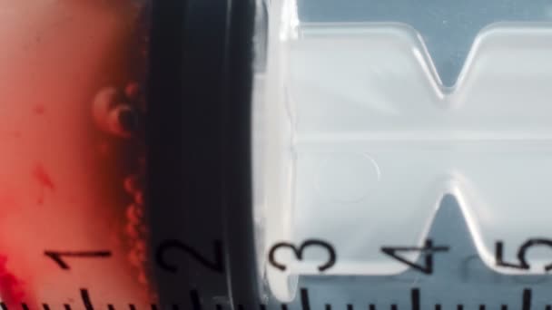 Vidéo de la seringue médicale avec liquide rouge 