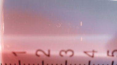 Kırmızı sıvılı tıbbi şırınganın makro videosu