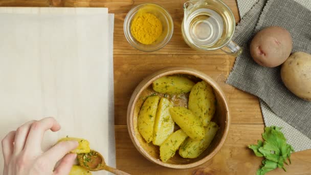 Vídeo de la preparación de patatas para hornear — Vídeo de stock