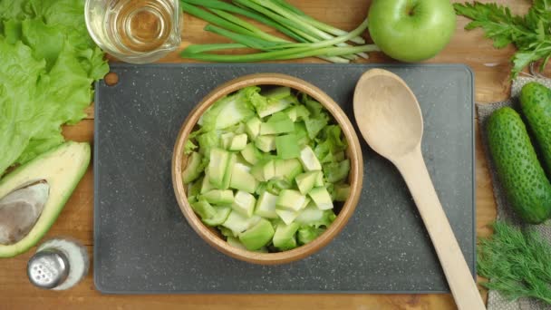 Vídeo de cozinhar salada verde a bordo — Vídeo de Stock