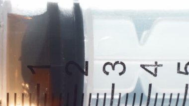 Tıbbi şırınga ve kahverengi aşı