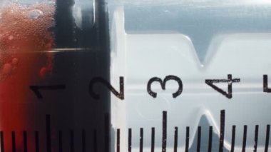 Kanlı şırınganın makro videosu.