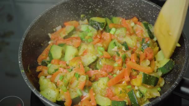 Footage cooking braised zucchini in the black skillet — Stock Video