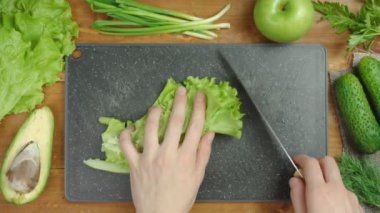 Gemide sebzeli salata pişirme görüntüsü