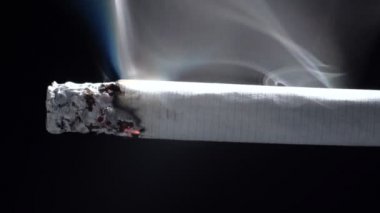 Siyah arka planda sigara içme görüntüsü