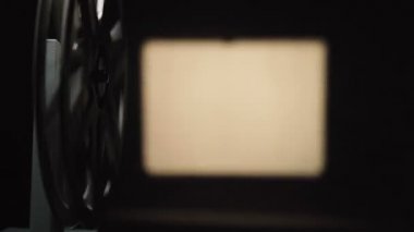 Siyah arkaplanda film çeken film projektörü videosu
