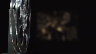 Projektörün siyah arkaplanda çekim yaptığı video