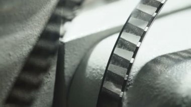 Siyah arkaplanda projektördeki eski bant videosu