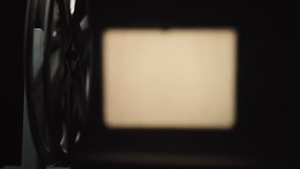 Video de la filmación del proyector de película sobre fondo negro — Vídeo de stock