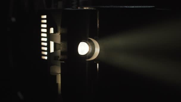 Images de projecteur de film filmant sur fond noir — Video