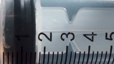 Kahverengi sıvılı tıbbi şırınga