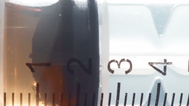 Vidéo de la seringue et injection brune 