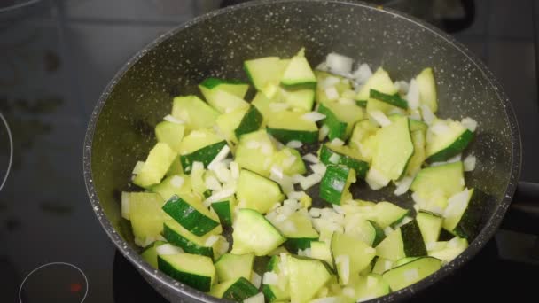 Cucinare le zucchine brasate in padella — Video Stock