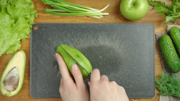 Vídeo de salada de cozinha com legumes na placa preta — Vídeo de Stock