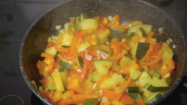 Video vom Kochen der geschmorten Zucchini in der Pfanne — Stockvideo