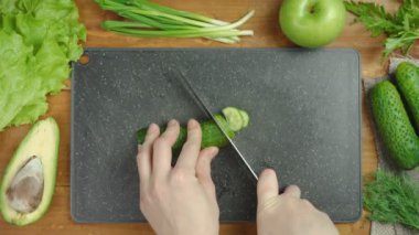 Siyah tahtada yeşil salata pişirmek