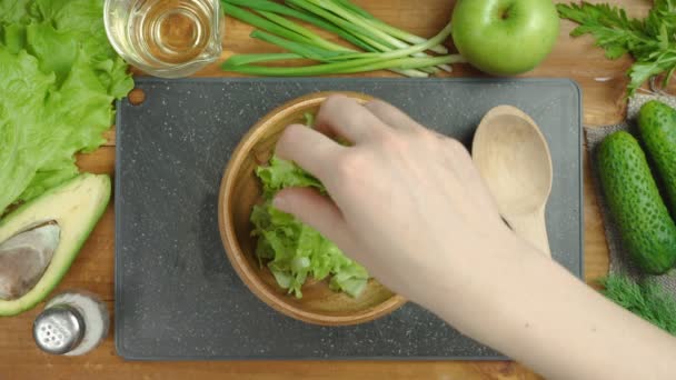 Video vom Kochen von Salat mit Gemüse an Bord — Stockvideo