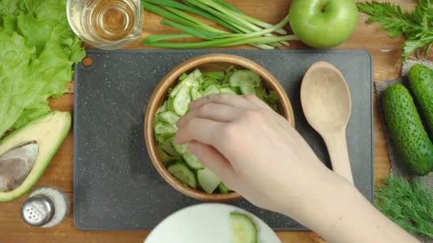 Vídeo de salada de cozinha em placa preta — Vídeo de Stock
