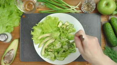 Sebzeli yeşil salata pişirme görüntüsü.