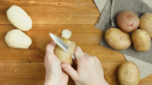 Videó a fedélzeten történő sütésre szánt burgonya előkészítéséről — Stock videók