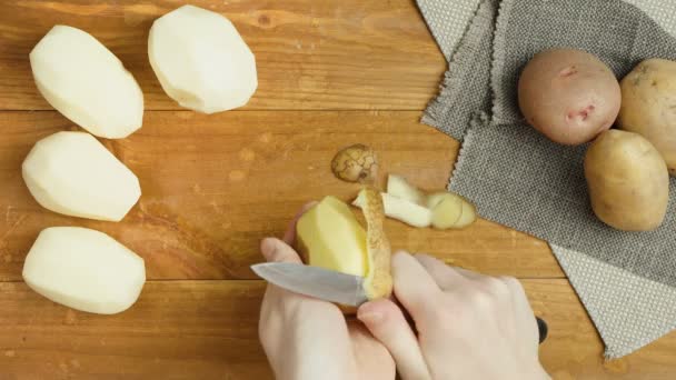 Video de la preparación de la patata sobre tabla de madera — Vídeos de Stock