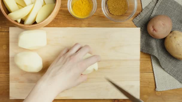 Filmación de la preparación de patatas para hornear a bordo — Vídeo de stock