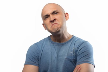 Beyaz arka planda kaşları çatık tıraşlı adamın fotoğrafı