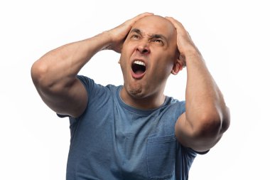 Kel adamın beyaz arka planda kafasına dokunduğu fotoğraf.