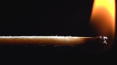 Yanan ahşap kibrit çöpünün ateşlenmesi