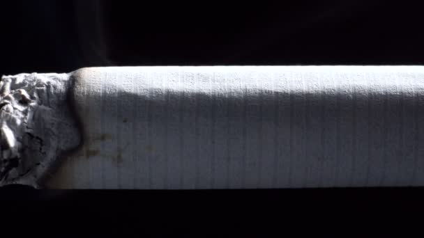 Tiro de cigarrillo humeante con filtro — Vídeos de Stock