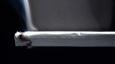 Siyah üzerine sigara içilen makro görüntüler