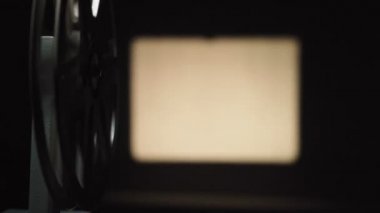 Siyah arkaplanda çekim yapan eski projektörün videosu
