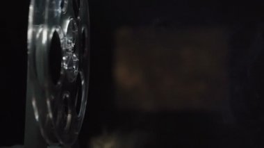 Siyah üzerine çekim yapan eski projektörün videosu