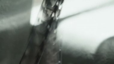 Siyah üzerine projektör ile eski film kasetinin videosu