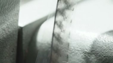 Siyah arkaplanda projektör ile eski film kasetinin görüntüsü
