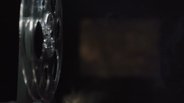 Video de un viejo proyector rodando en negro — Vídeo de stock