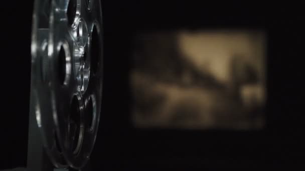 黒で撮影されたフィルムプロジェクターのビデオ — ストック動画