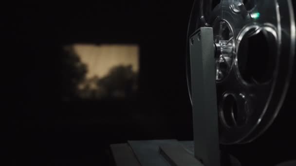 Vieux projecteur de film filmant sur noir — Video