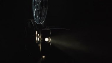 Siyah üzerine çekim yapan eski film projektörü.