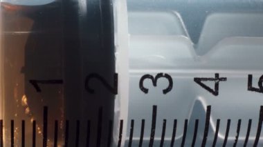 Şırınga ve kahverengi sıvı videosu