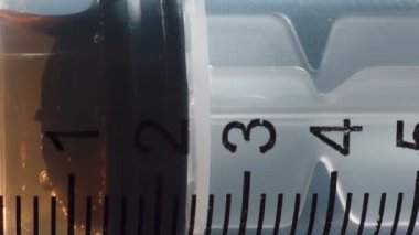 Tıbbi şırınga ve kahverengi aşının videosu