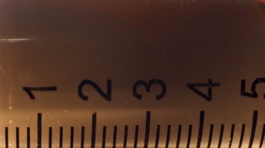 Şırınga ve kahverengi aşının videosu