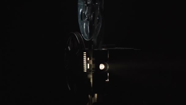 Съемки старого кинопроектора на черном фоне — стоковое видео