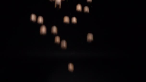 Vidéo de lente chute de boules de chocolat 