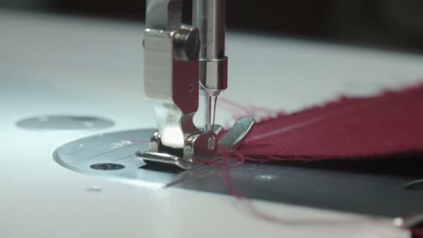 ワークショップでの女性の縫製服 — ストック動画