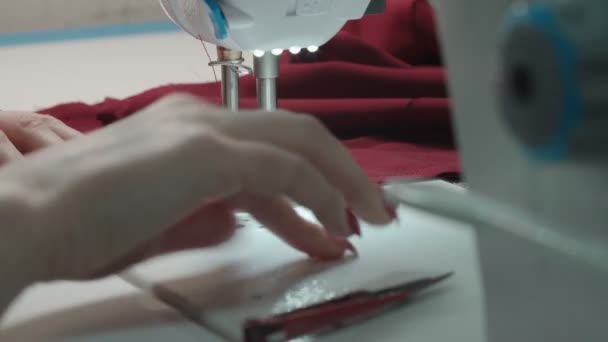 Tailor γυναίκα ράψιμο φόρεμα στο εργαστήριο — Αρχείο Βίντεο