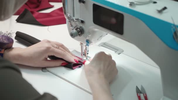 Vídeo de alfaiate mulher costura ordem na máquina elétrica — Vídeo de Stock