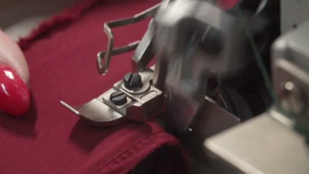 電動オーバーロック上のテーラーメンの縫製注文のビデオ — ストック動画