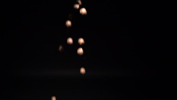 Зйомки повільних падаючих шоколадних кульок — стокове відео