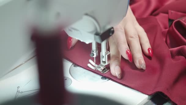 Video of tailor woman sewing order in atelier — Stock Video